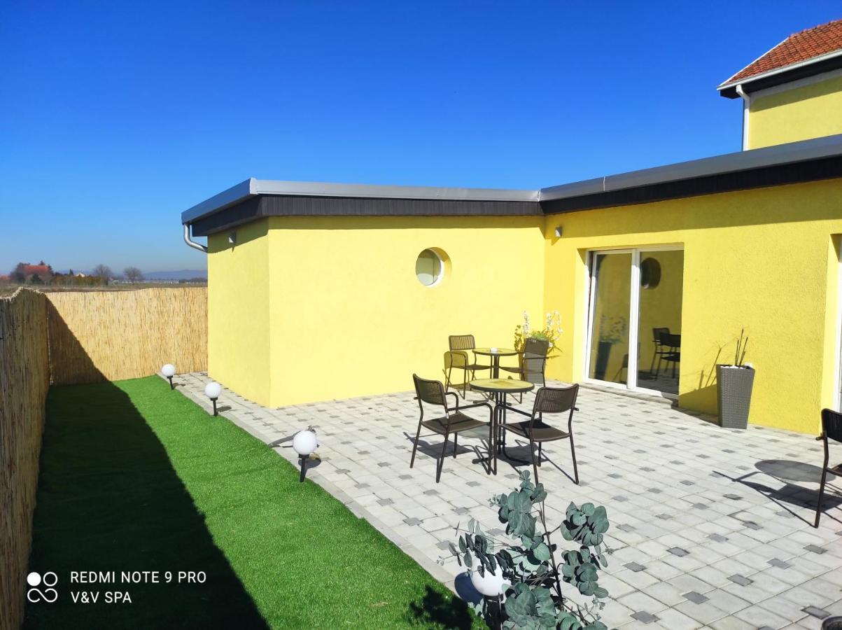 V & V Villa Lalince Exteriér fotografie